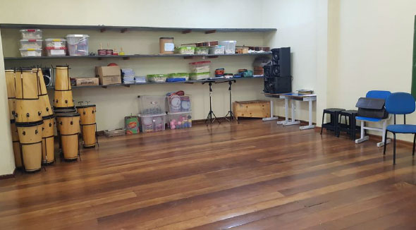 Sala de música e instrumentos